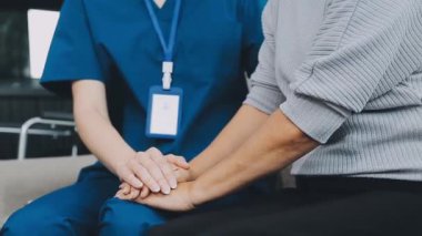 Hasta koğuşunda genç bir kadın doktor.