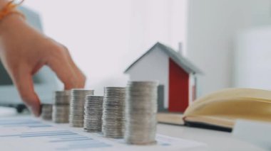 ev modeli ve hesap makinesi olan madeni paralar