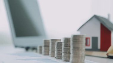 Masanın üzerindeki para ve ev modeli.