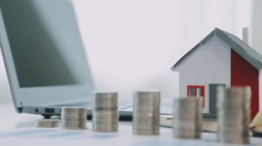 Hesap makinesi ve parası olan bir model ev, emlak konsepti. mortgage kredisi, kredi, emlak, kredi ve ipotek kredisi kavramı.