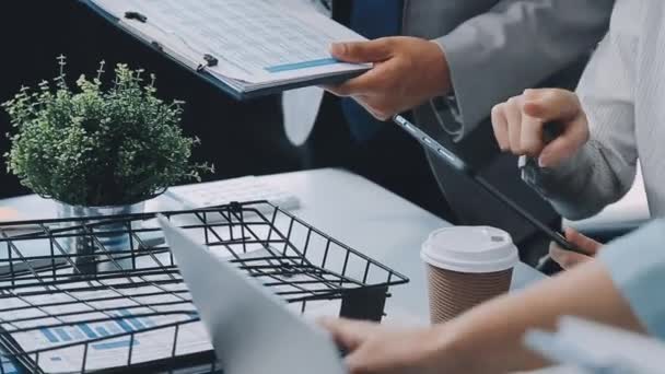 Podnikatel Používající Tablet Pracující Finančními Údaji Úřadu Podnikatelský Finanční Koncept — Stock video