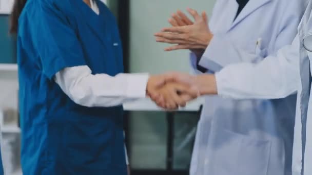 Handslag Och Läkare Sjukhuset — Stockvideo