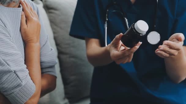 Junger Mann Mit Stethoskop Und Daumen Nach Oben Einem Arzt — Stockvideo