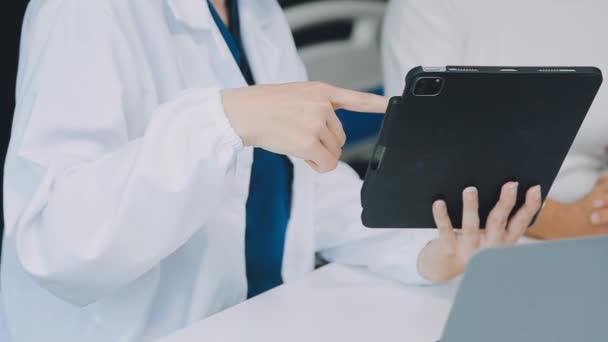 医生和医疗小组在医院讨论和研究计算机 — 图库视频影像