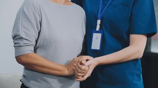 Zbliżenie Lekarza Trzymającego Ręce Mężczyznę Szpitalu — Wideo stockowe