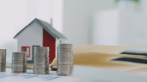 Haus Mit Stapel Münzen Und Papierstapel Konzept Der Hypothek — Stockvideo