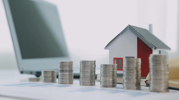 房地产投资的概念 微型住宅和带有计算器和硬币的桌子上的钱 — 图库视频影像