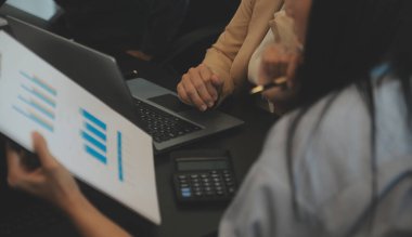 İş ekibi işbirliği mali veriler ve pazarlama büyüme raporlarıyla analiz etmeyi takım halinde, şirket kârından yararlanmak için strateji planlama, sunum ve beyin fırtınası grafiği üzerinde tartışır..