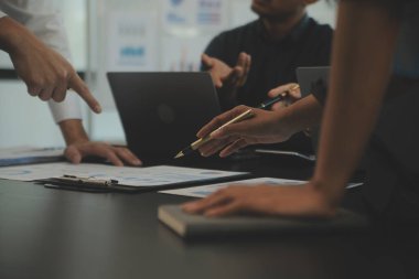 İş ekibi işbirliği mali veriler ve pazarlama büyüme raporlarıyla analiz etmeyi takım halinde, şirket kârından yararlanmak için strateji planlama, sunum ve beyin fırtınası grafiği üzerinde tartışır..