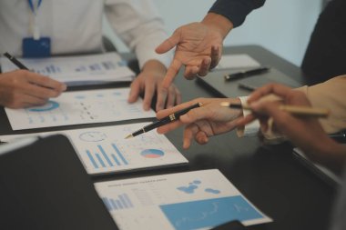 İş ekibi işbirliği mali veriler ve pazarlama büyüme raporlarıyla analiz etmeyi takım halinde, şirket kârından yararlanmak için strateji planlama, sunum ve beyin fırtınası grafiği üzerinde tartışır..