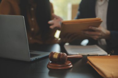 Adalet ve hukuk kavramı. Hukuk Müşaviri tokmak ve yasal hukuk veya yasal ile imzalanmış bir sözleşme istemciye sunar arka planda hukuk firmasında takım toplantısı