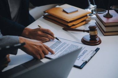 Danışmanlık ve erkek avukatlar konferansı ve profesyonel iş kadını avukatlık bürosunda çalışıyor ve tartışıyorlar. Hukuk kavramları, Yargıç Tokmak adalet terazisiyle..