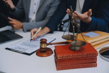 Danışmanlık ve erkek avukatlar konferansı ve profesyonel iş kadını avukatlık bürosunda çalışıyor ve tartışıyorlar. Hukuk kavramları, Yargıç Tokmak adalet terazisiyle..