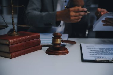 Danışmanlık ve erkek avukatlar konferansı ve profesyonel iş kadını avukatlık bürosunda çalışıyor ve tartışıyorlar. Hukuk kavramları, Yargıç Tokmak adalet terazisiyle..