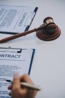 Danışmanlık ve erkek avukatlar konferansı ve profesyonel iş kadını avukatlık bürosunda çalışıyor ve tartışıyorlar. Hukuk kavramları, Yargıç Tokmak adalet terazisiyle..