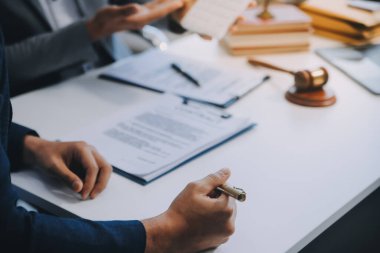 Danışmanlık ve erkek avukatlar konferansı ve profesyonel iş kadını avukatlık bürosunda çalışıyor ve tartışıyorlar. Hukuk kavramları, Yargıç Tokmak adalet terazisiyle..