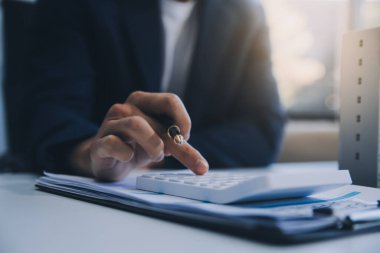 Emlakçı ev satın alma anlaşmasının şartları hakkında konuştu ve müşteriden sözleşmeyi yasal hale getirmek için belgeleri imzalamasını istedi, ev satışları ve ev sigortası kavramı.