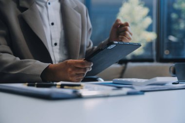 Ofis, tablet ve işadamı olumlu mali tasarruflar, finans bütçesi raporu veya idari geri bildirimden memnun. Büyüme analizleri, veri analizi ve araştırma istatistikleri için gülümseme