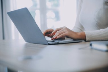 Ofiste çalışırken dizüstü bilgisayarda yaratıcı fikirler hakkında ders veren başarılı bir kadın grafiker tasarımcısı. Netbook 'ta sarı saçlı ve iş haberleri okuyan pozitif öğrenci.