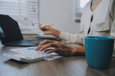 İş adamları gelir-gider hesapları yapıyor ve emlak yatırım verileri, Muhasebe Finans ve vergi sistemleri kavramını analiz ediyorlar.