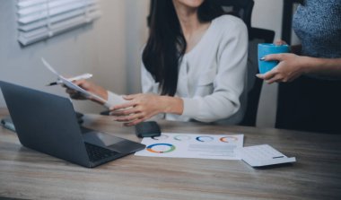 Stüdyoda dizüstü bilgisayarla çalışan yaratıcı Asyalı genç kadın.