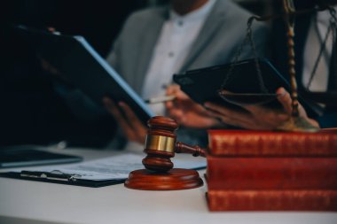 Danışmanlık ve erkek avukatlar konferansı ve profesyonel iş kadını avukatlık bürosunda çalışıyor ve tartışıyorlar. Hukuk kavramları, Yargıç Tokmak adalet terazisiyle..