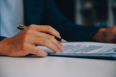 Danışmanlık ve erkek avukatlar konferansı ve profesyonel iş kadını avukatlık bürosunda çalışıyor ve tartışıyorlar. Hukuk kavramları, Yargıç Tokmak adalet terazisiyle..