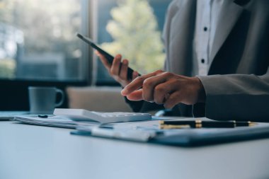 Ofis, tablet ve işadamı olumlu mali tasarruflar, finans bütçesi raporu veya idari geri bildirimden memnun. Büyüme analizleri, veri analizi ve araştırma istatistikleri için gülümseme