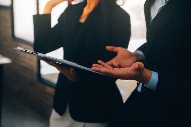 Ofisteki iş hakkında yaratıcı ekip tartışması, küçük işyeri takım çalışması planlama iş stratejisi, ofis hayatı
