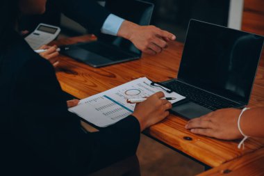 Ofisteki iş hakkında yaratıcı ekip tartışması, küçük işyeri takım çalışması planlama iş stratejisi, ofis hayatı