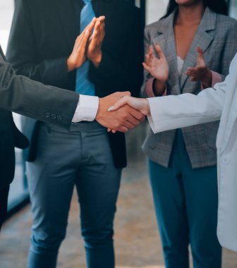 İş başarısı. Yatırım sektöründe iş adamları el sıkışma anlaşması onaylandı. Başarılı iş adamları bir araya geliyor..