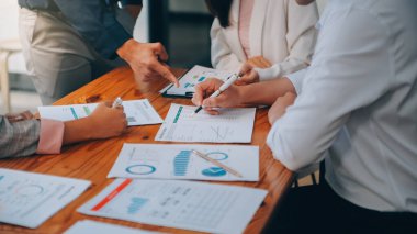 İş ekibi ile yeni başlangıç planı ve tartışma için proje bilgilerini dizüstü bilgisayar ve dijital tablet ile mali strateji bir modern iş salonda çalışıyor.