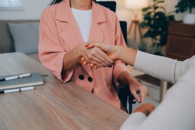 Kontrat ve iş görüşmelerine devam. İş başvurusunda bulunanın özgeçmişini incele. İş istihdam ve insan kaynakları yönetimi kavramı.