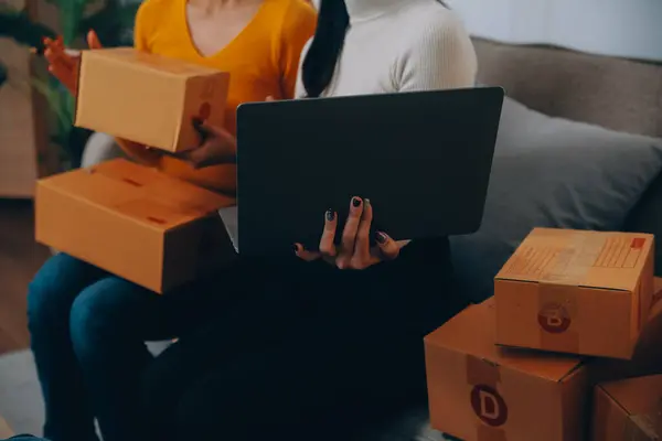 亚洲中小型企业的女商人在家里使用笔记本电脑检查客户的网上发货箱 创办小企业企业家 自由职业 网上交易 在家工作概念 — 图库照片