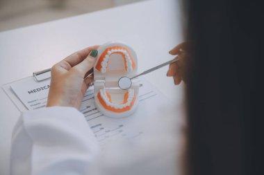 Diş hekimleri dişlerle ilgili problem rapor x-ray görüntü dizüstü bilgisayar ekranında hastalara görüşüyorlar.