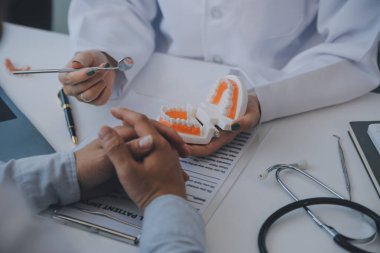 Sağlık hizmetleri hakkında konuşan ve çalışan doktor ve diş hekimlerinden oluşan bir ekip tıbbi konferans konseptini çevrimiçi olarak konuşuyor.