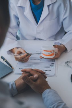 Sağlık hizmetleri hakkında konuşan ve çalışan doktor ve diş hekimlerinden oluşan bir ekip tıbbi konferans konseptini çevrimiçi olarak konuşuyor.