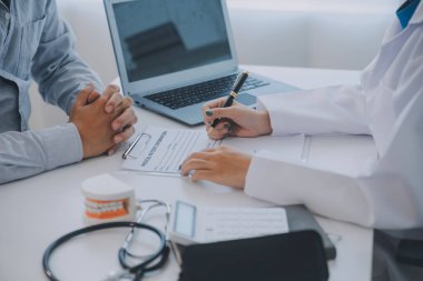 Sağlık hizmetleri hakkında konuşan ve çalışan doktor ve diş hekimlerinden oluşan bir ekip tıbbi konferans konseptini çevrimiçi olarak konuşuyor.