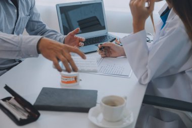 Sağlık hizmetleri hakkında konuşan ve çalışan doktor ve diş hekimlerinden oluşan bir ekip tıbbi konferans konseptini çevrimiçi olarak konuşuyor.