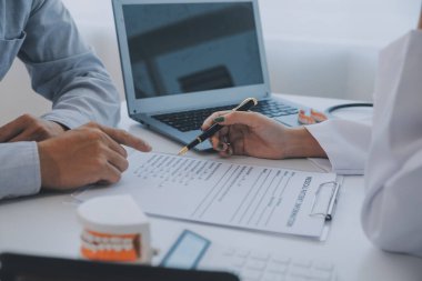 Sağlık hizmetleri hakkında konuşan ve çalışan doktor ve diş hekimlerinden oluşan bir ekip tıbbi konferans konseptini çevrimiçi olarak konuşuyor.