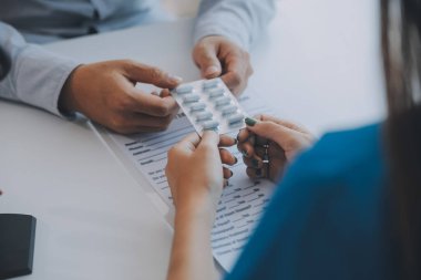Doktor, erkek idrar sistemini açıklamak için anatomik model kullanıyor. Parçalarla etiketlenmiş bir model, doktor noktaları ve bunların idrar işlevleri için nasıl birlikte çalıştıklarını açıklıyor..