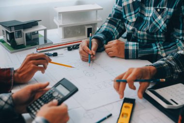 mühendis insanlar Toplantı Çalışma ve office tartışmak için bir çizim gösteriyordu. Mühendislik araçları ve inşaat kavramı.