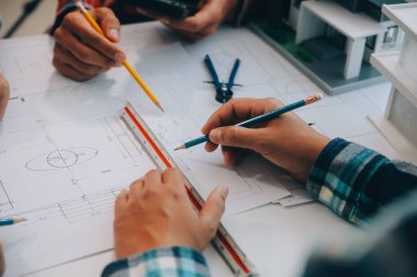 mühendis insanlar Toplantı Çalışma ve office tartışmak için bir çizim gösteriyordu. Mühendislik araçları ve inşaat kavramı.