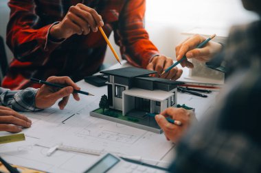 mühendis insanlar Toplantı Çalışma ve office tartışmak için bir çizim gösteriyordu. Mühendislik araçları ve inşaat kavramı.
