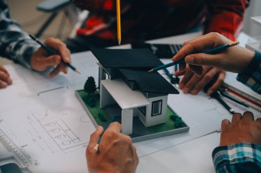 mühendis insanlar Toplantı Çalışma ve office tartışmak için bir çizim gösteriyordu. Mühendislik araçları ve inşaat kavramı.