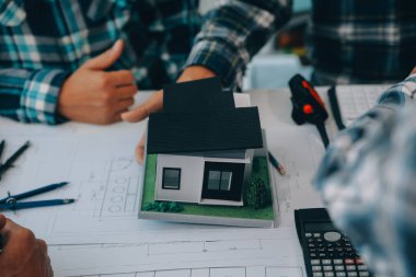 mühendis insanlar Toplantı Çalışma ve office tartışmak için bir çizim gösteriyordu. Mühendislik araçları ve inşaat kavramı.