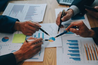 Finans İcra Ekibi 'ni tanıtmak için toplanıyoruz. İş planlama, yatırım projeleri, analiz stratejileri için toplantıları tartışın ve ofiste mali grafikler ve şirket bütçelerini tartışın.