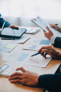 Finans İcra Ekibi 'ni tanıtmak için toplanıyoruz. İş planlama, yatırım projeleri, analiz stratejileri için toplantıları tartışın ve ofiste mali grafikler ve şirket bütçelerini tartışın.