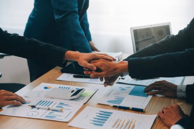 İş adamları, takım çalışması olarak güçlerini birleştirmek için el ele verdiler..