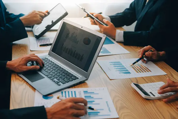 Meeting to present the Finance Executive business team. Discuss meetings to plan work, investment projects, analysis strategies, and discuss financial graphs and company budgets in the office.